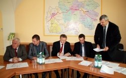 Spotkanie w Mordarce dotyczące bezpieczeństwa pieszych i ruchu samochodowego w okolicy wiaduktu kolejowego 18.05.2011