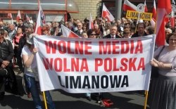 Manifestacja  w Warszawie broniąca pluralizm i wolne media w Polsce 21.04.2012