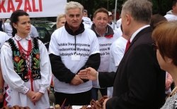 Protest pod Sejmem w sprawie zakazu wędzenia przetworów mięsnych tradycyjnymi sposobami 8.05.2014