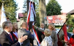 W ramach III Rajdu im. gen. Franciszka Gągora Nowy Sącz - Koniuszowa, przy dworcu PKP w Nowym Sączu została uroczyście odsłonięta tablica pamięci gen. Gągora, 8.09.2014