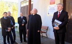 Otwarcie wystawy i promocja albumu - poświęconych pamięci nieżyjącego ks. Józefa Kurzei w Zasadnem,19.10.2014