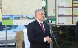 Posadzenie Dębu Jedności z poświęceniem tablicy upamiętniającej 100-lecie Wielkiej Bitwy Limanowskiej oraz I Zjazdu Limanowian na placu przed budynkiem Starostwa Powiatowego w Limanowej , 29.10.2014