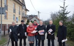 Rozdawanie ulotek kandydata na prezydenta Andrzeja Dudy na limanowskim rynku, 28.03.2015r.