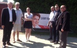Wywieszanie baneru w ramach Akcji Damy Radę z wizerunkiem Pani Beaty Szydło na Limanowszczyźnie, 31.08.2015r.