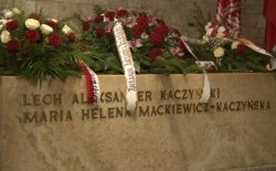 Złożenie kwiatów na grobie Lecha i Marii Kaczyńskich,10.04.2016