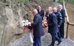 Złożenie wiązanek pod Kamiennym Orłem w Koronie; 03.05.2017 r.