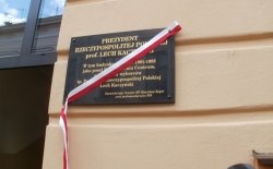 Uroczyste odsłonięcie tablicy pamiątkowej poświęconej Śp. Prezydentowi RP Lechowi Kaczyńskiemu; Nowy Sącz, 07.10.2017r.