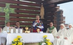 Msza Święta w oprawie góralskiej i poświęcenie Kaplicy pw. św. Jana Pawła II na Cisowym Dziole pod Modynią (Krzyż na Zakiczni - Młyńczyskach).