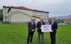 Podpisanie umowy na budowę sali gimnastycznej przy Szkole Podstawowej nr 1w Męcinie